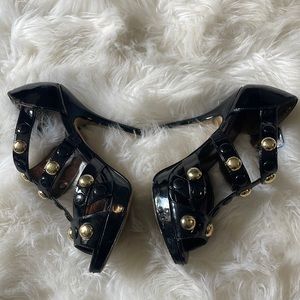 Bakers shoes. Black and gold patent leather heels. Size 7.